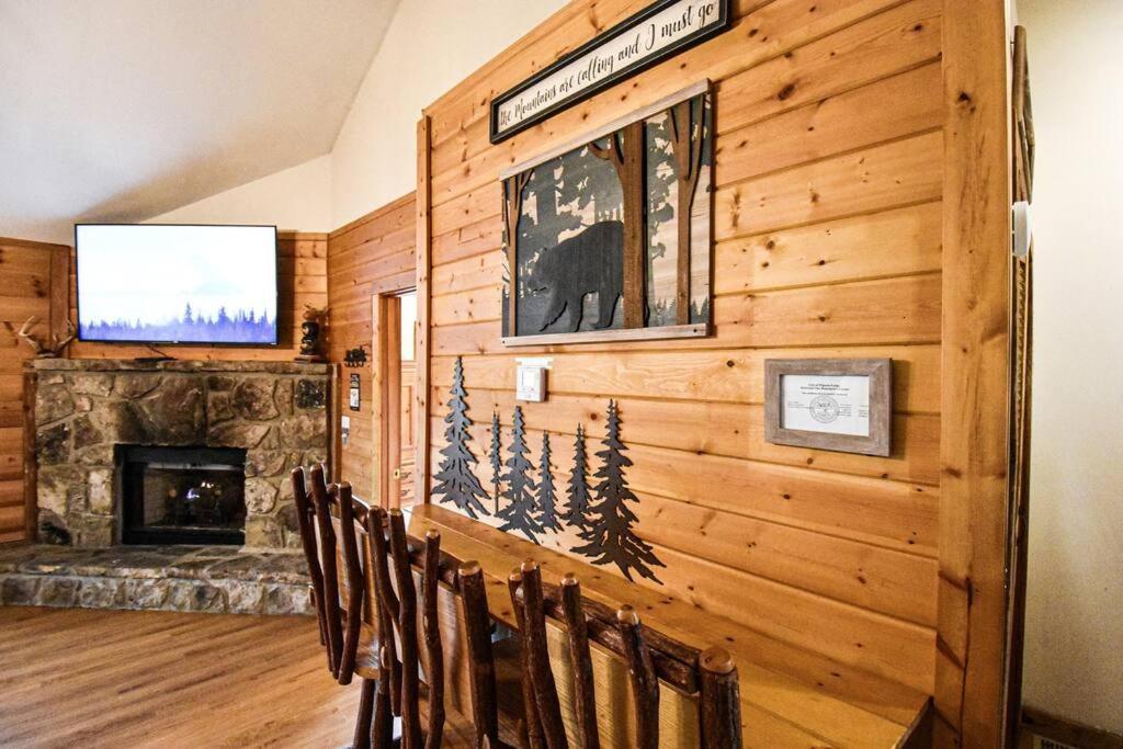 Four Private Suites - Hot Tub - Arcade - Fast Wi-Fi - One Minute To Parkway Fun Pigeon Forge Exterior photo