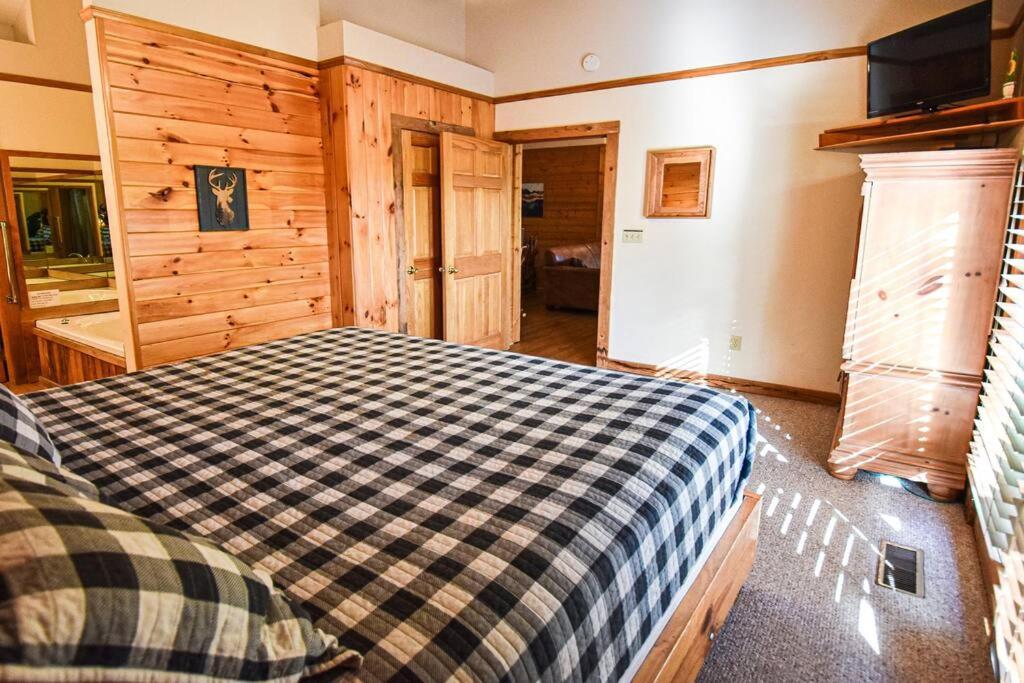 Four Private Suites - Hot Tub - Arcade - Fast Wi-Fi - One Minute To Parkway Fun Pigeon Forge Exterior photo