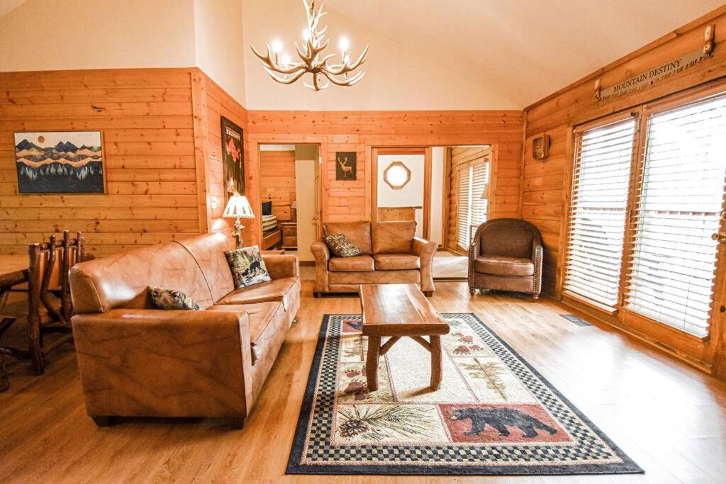 Four Private Suites - Hot Tub - Arcade - Fast Wi-Fi - One Minute To Parkway Fun Pigeon Forge Exterior photo